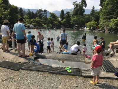 道志の森キャンプ場子どもたちの水遊びの様子