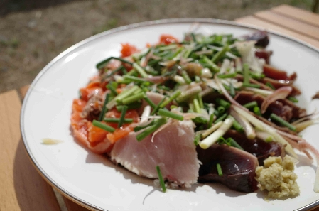 キャンプ飯　藁焼きサラダ