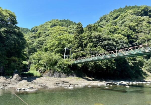 青野原 野呂ロッジキャンプ場川からの風景