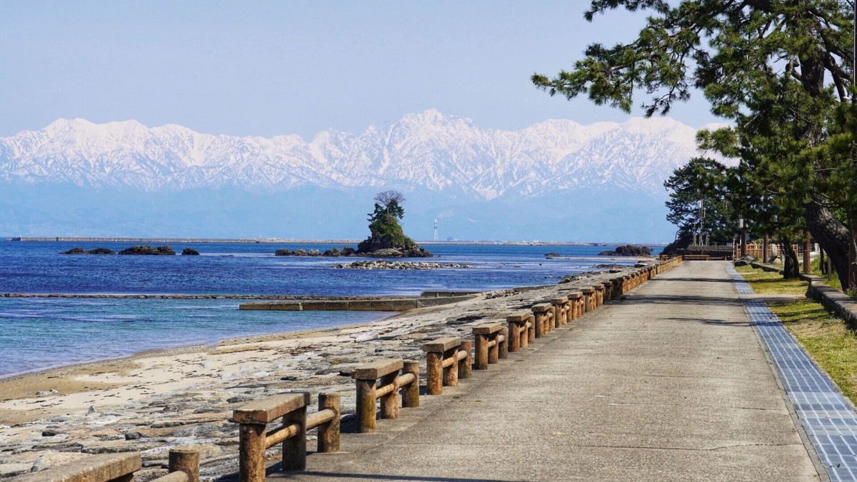 雨晴海岸からの立山連峰