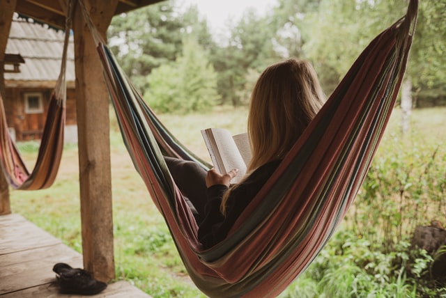 ハンモックで読書する女性