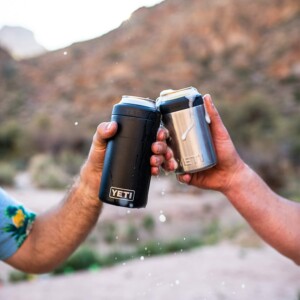 イエティの缶クーラーで乾杯