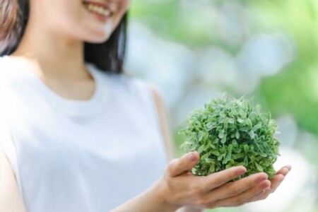 植物を持つ女性