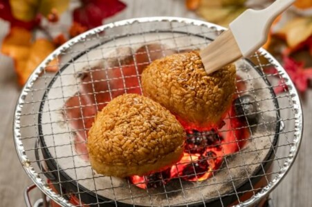 焼きおにぎりタレを塗る