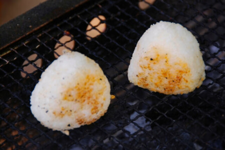 焼きおにぎり焼く