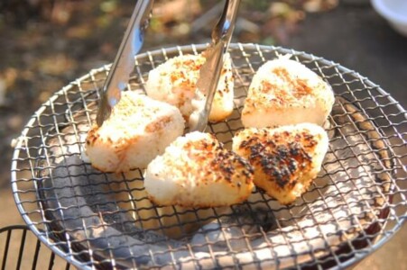 焼きおにぎり裏返す