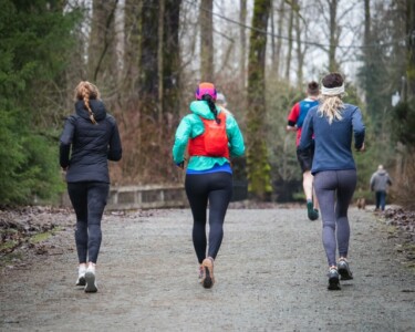 ランニング中の女性たち