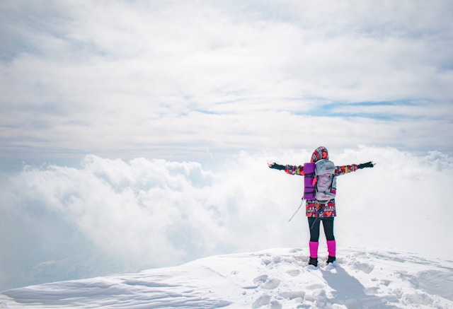 雪山登山で活躍するハードシェルパンツ