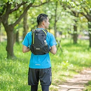 男性がトレランザックを持っている