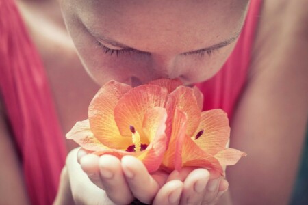 花の匂いを嗅ぐ女性