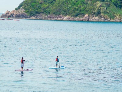 湯浅湾でSUPする2人の人