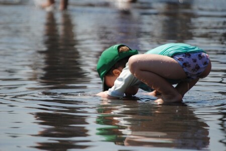 子供の水遊び