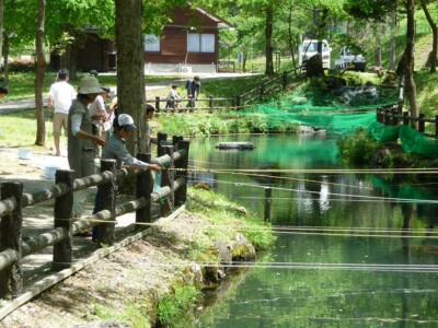 川で釣り遊び