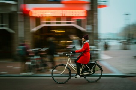 クロスバイクと街並み