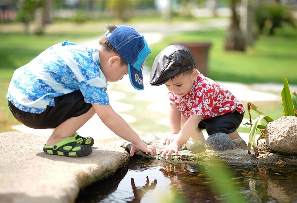 人々-小さな男の子-公園