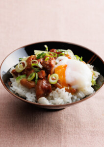 キャンプ　焼き鳥　アレンジレシピ　やきとり温玉どんぶり