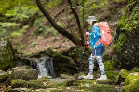 ロックガーデンを歩く女性