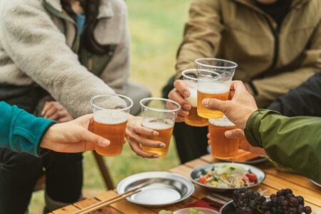 大人数でビールを飲む